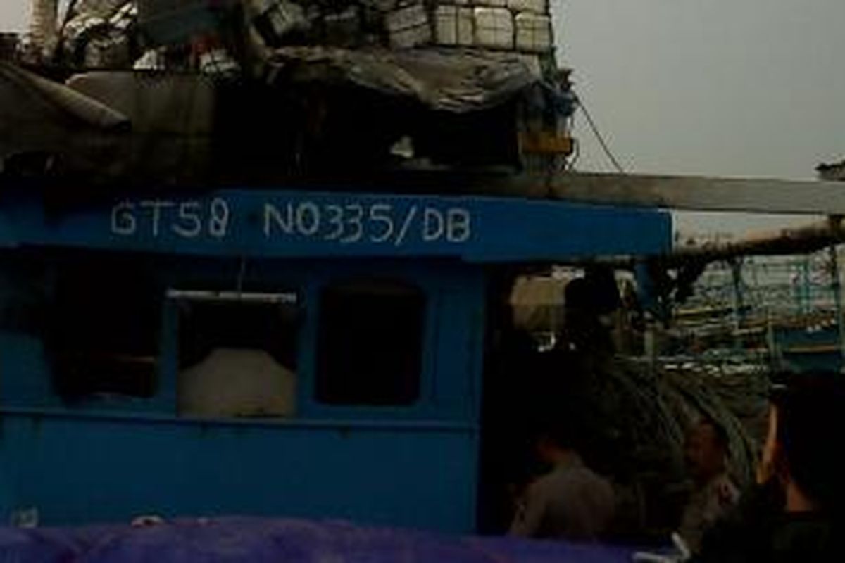 Kapal Ikan KM Senang Hati yang mengalami ledakan di ruang nahkoda kapal. Penyebabnya karena antena radio kapal yang menabrak kabel tegangan tinggi. Selasa (6/10/2015)