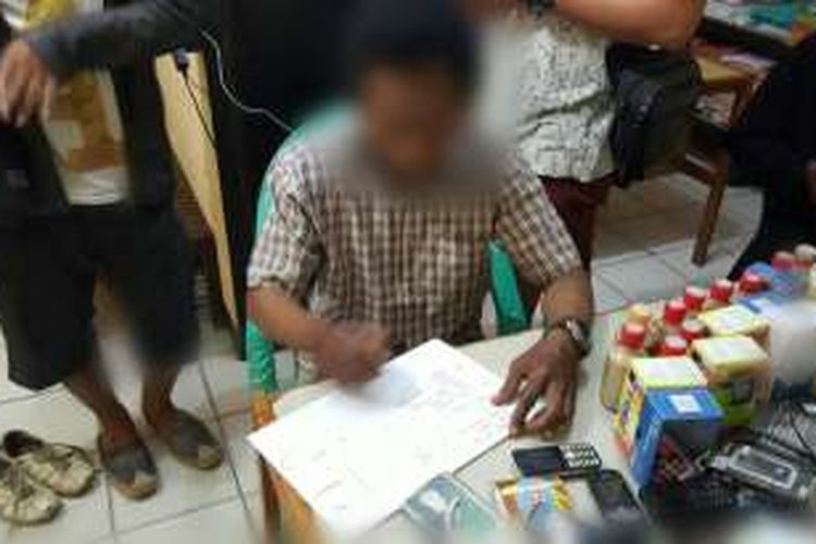 AW, pelaku yang diduga kuat melakukan pemerkosaan terhadap bocah perempuan berusia 6 tahun saat diperiksa di Polres Sanggau (18/9/2016)