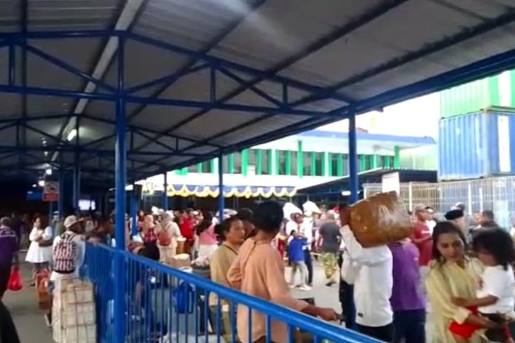Ribuan pemudik lebaran tibda dengan KM Ngapulu di Pelabuhan Yos Sudarso Ambon, Sabtu (15/4/2023)