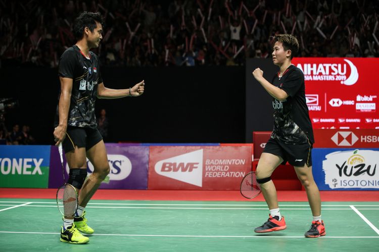 Pemain ganda campuran Indonesia Tontowi Ahmad dan Liliyana Natsir bertanding melawan ganda campuran ganda campuran China, Zheng Siwei dan Huang Yaqiong pada pertandingan final Daihatsu Indonesia Masters 2019 di Istora Senayan, Jakarta, Minggu (27/1/2019). Zheng dan Huang juara ganda camp[uran setelah menang dengan skor 19-21, 21-19 dan 21-16.