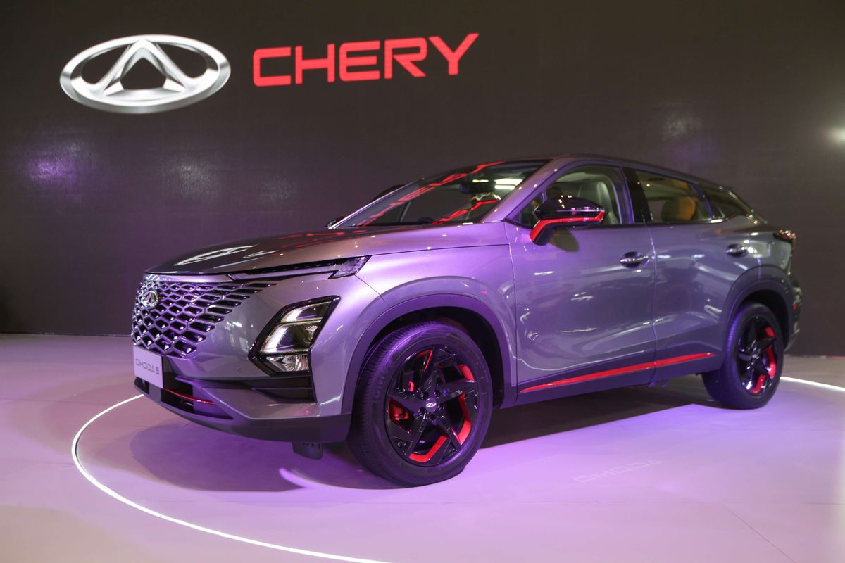 Chery Omoda 5 dipamerkan di ajang Indonesia International Motor Show (IIMS) 2023 di JIExpo, Kemayoran, Jakarta Pusat, Kamis (16/2/2023). Omoda 5 hadir dalam tiga varian yang masing-masing dibekali mesin berkubikasi 1.500 cc turbo.