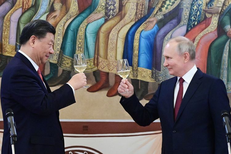 Presiden Rusia Vladimir Putin dan Presiden China Xi Jinping bersulang setelah pembicaraan mereka di Kremlin, Moskwa, 21 Maret 2023. 