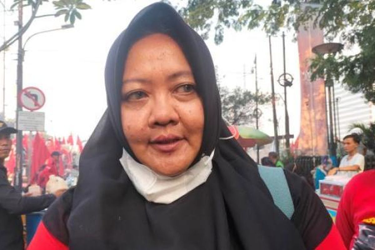 Witri Nurhayati Hadi, seorang massa aksi yang turut berdemo menolak kenaikan harga Bahan Bakar Minyak (BBM) di kawasan Patung Kuda, Monas, Selasa (13/9/2022). 