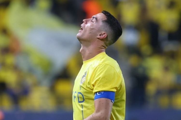 Penyerang Al Nassr, Cristiano Ronaldo, bereaksi saat bertanding dalam lanjutan Liga Champions Asia 2023-2024 yang mempertemukan Al Nassr vs Persepolis di Stadion Al-Awwal pada 27 November 2023.