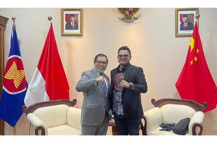 Chairman Winmar Holding Eric Syafutra ersama Duta Besar Indonesia untuk China Djauhari Oratmangun.
