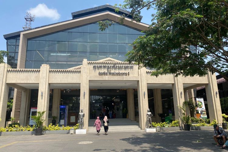 Tampak depan Teras Malioboro 1 di kawasan Malioboro, Yogyakarta, Jumat (12/10/2023).