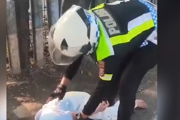 Wanita Asal Banten Histeris di Jalan Raya Waru Sidoarjo, Sempat Halangi Kendaraan