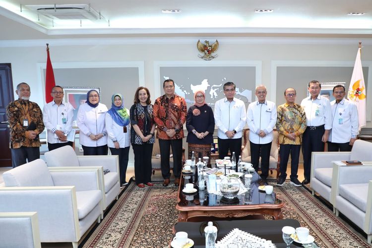 Menpan-RB Rini Widyantini bertemu dengan Menaker Yassierli di Kantor Kemenpan-RB, Jumat (16/5/2025).