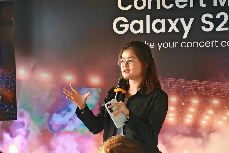 Jurnalis teknologi Kompas.com Caroline Saskia dalam workshop Creator Lab bertema ?Epic Concert? di Cipete, Jakarta Selatan, Selasa (7/4/2026).