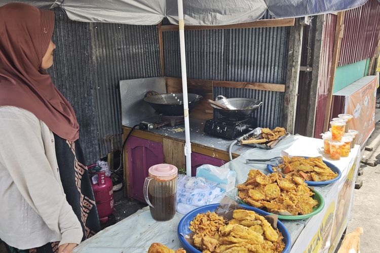 Harga Plastik Naik, Pedagang Gorengan di Samarinda Naikkan Harga Dagangan