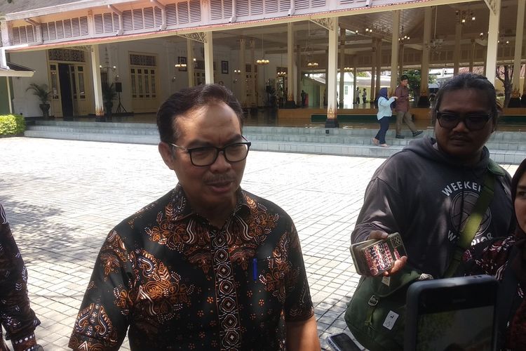 Canda Hasto soal Mobil Dinas Wali Kota Yogyakarta Dijatah 5 Liter Per Hari