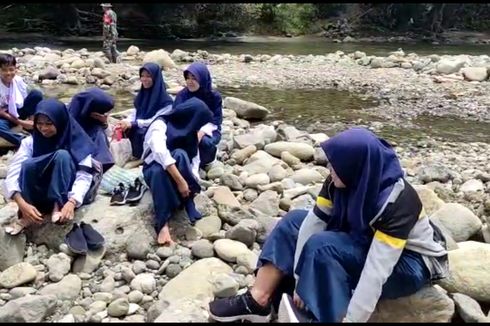 Jembatan Hanyut Diterjang Banjir, Ratusan Siswa Terisolasi Terpaksa Jalan Kaki 10 Km ke Sekolah