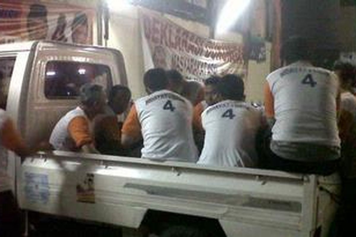 Salah satu tim relawan Hidayat+Didik saat hendak meninggalkan markat Pemenangan di Jalan Buncit Raya, Jatipadang, Pasar Minggu, Jakarta Selatan, Minggu (8/7/2012) dini hari, untuk menurunkan dan mencobot berbagai atribut kampanye pasangan tersebut menjelang masa tenang Pemilukada DKI Jakarta.