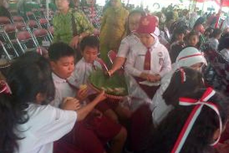  Anak-anak SD Ungaran 01, 03, 06 berebut jajanan tradisional saat digelarnya Hari Pangan Sedunia ke 34 tahun 2014 tingkat Kabupaten Semarang yang digelar dihalaman kantor Bupati Semarang, Jl Diponegoro, Ungaran, Rabu (29/10/2014) siang