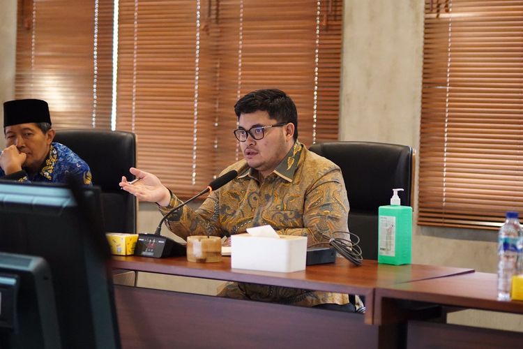 Bupati Kediri Mas Dhito saat rapat bersama Dinas Kesehatan (Dinkes) di Kantor Pemerintah Kabupaten Kediri, Senin.