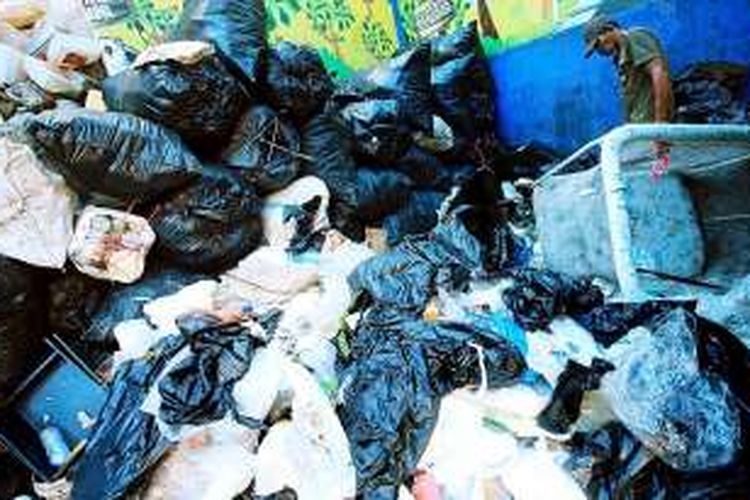Ilustrasi sampah plastik yang mendominasi tempat pembuangan.