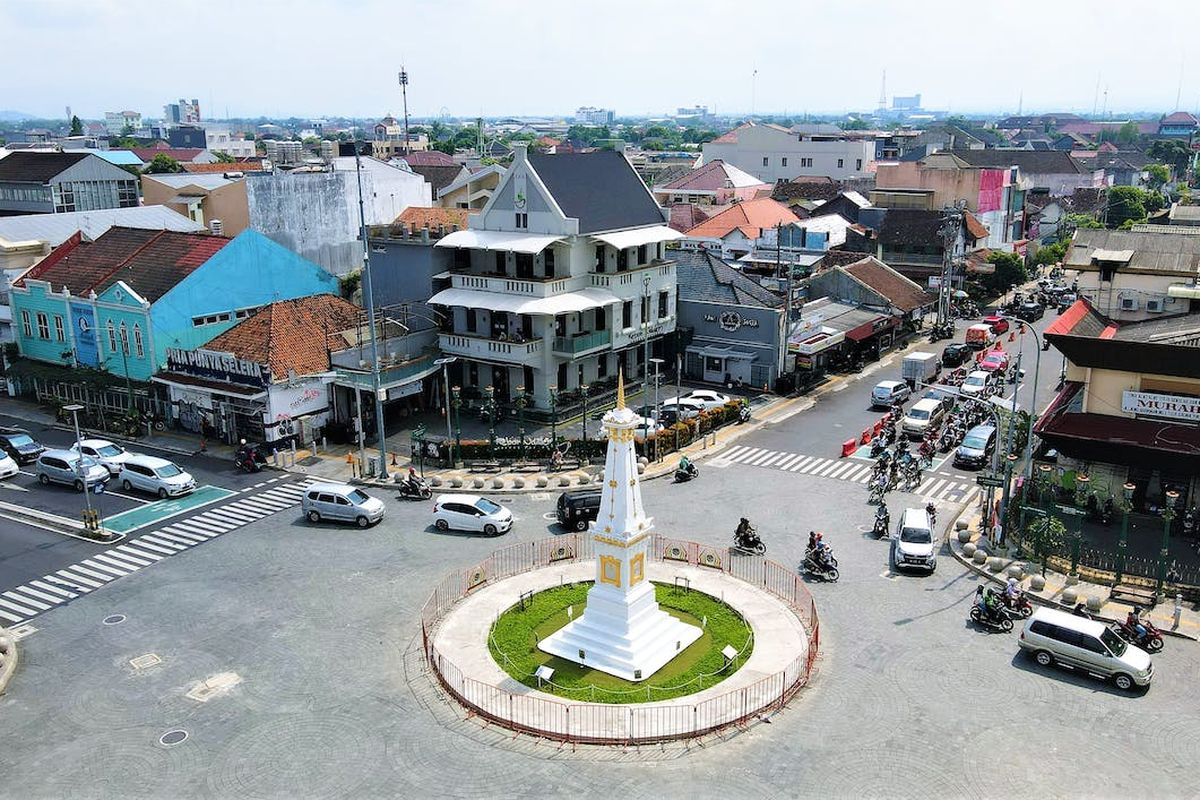 Suasana di simpang empat Tugu Pal Yogyakarta. Simak prakiraan cuaca Yogyakarta hari ini yang dirilis BMKG.
