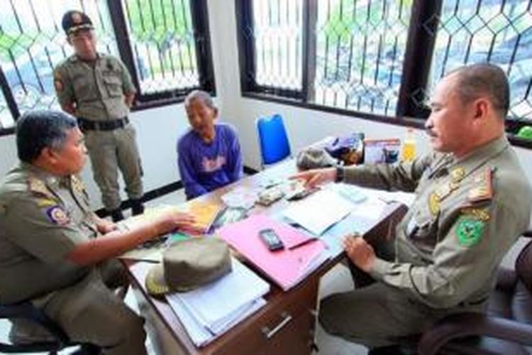 Satpol PP mengamankan seorang gepeng yang berpura-pura berjualan buku. Padahal menurut data Satpol PP, gepeng tersebut sudah dua kali diamankan oleh mereka. Satpol PP mengimbau kepada masyarakat yang ingin bersedekah melalui masjid, Baznas, pondok pesantren maupun panti asuhan. 
