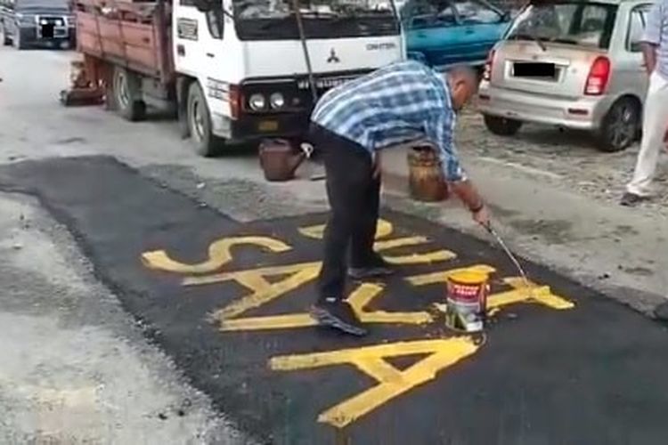 Baru-baru ini aksi seorang pria Malaysia memperbaiki jalan rusak dengan uang sendiri karena pemerintah tak kunjung memperbaikinya viral di Negeri Jiran.