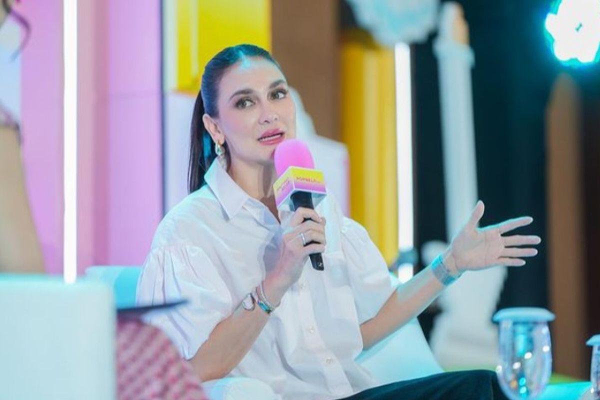 Aktris Luna Maya saat menjadi pembicara dalam sebuah talkshow di festival kecantikan BeautyFest Asia, di The Ritz-Carlton Pacific Place, Jakarta Pusat, Jumat (3/5/2024).