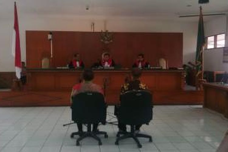 Sidang lanjutan kasus suap hakim dan kasus bansos Pemkot Bandung dengan agenda putusan kepada Toto Hutagalung dan Asep Triana di Pengadilan Negeri Bandung, Jalan RE. Martadinata, Bandung, Jawa Barat, Senin, (16/12/2013). Toto duduk disebelah kiri dan Asep sebelah kanan.