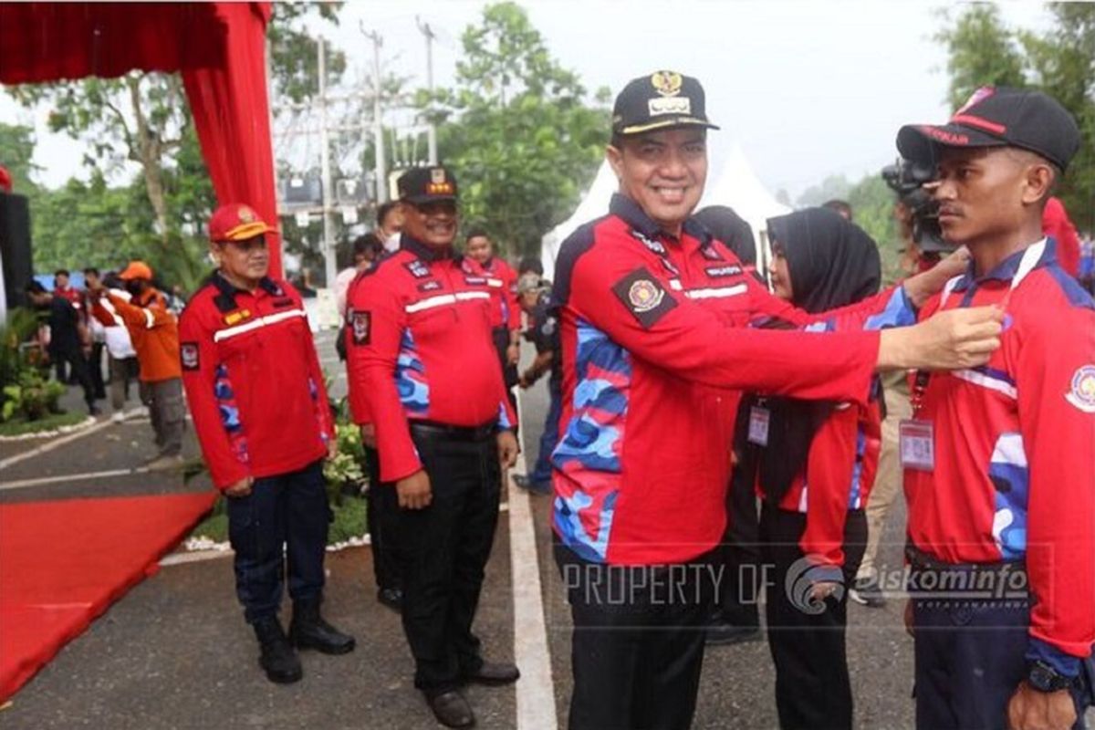 Direktur Jenderal (Dirjen) Bina Administrasi Kewilayahan (Adwil) Kementerian Dalam Negeri (Kemendagri) Safrizal ZA resmi mengukuhkan sebanyak 414 Relawan Pemadam Kebakaran (Redkar) dalam Upacara Pengukuhan di halaman parkir barat Balai Kota Samarinda, Kamis (13/10/2022).