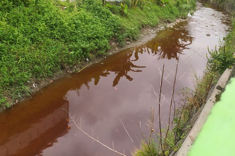 Sungai Klampisan Ngaliyan, Kota Semarang warnanya berubah merah. Kamis (19/1/2023)