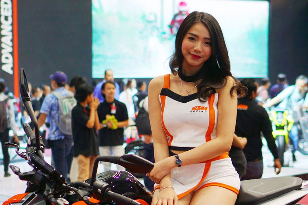 Sales Promotion Girl (SPG) beragam merek roda dua ikut menyemarakkan pameran IMOS 2018