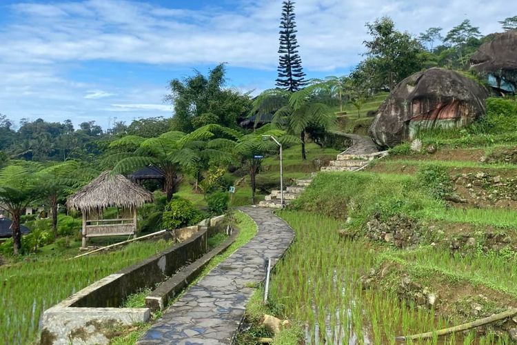 Terletak di perbatasan Baturraden dan Kedungbanteng, Desa Wisata Melung kini menjadi sorotan nasional setelah menjuarai ajang Desa Wisata Nusantara 2025. Desa Wisata Melung dikenal akan keindahan alamnya yang masih asri, udara sejuk khas pegunungan, serta kearifan lokal masyarakat setempat.