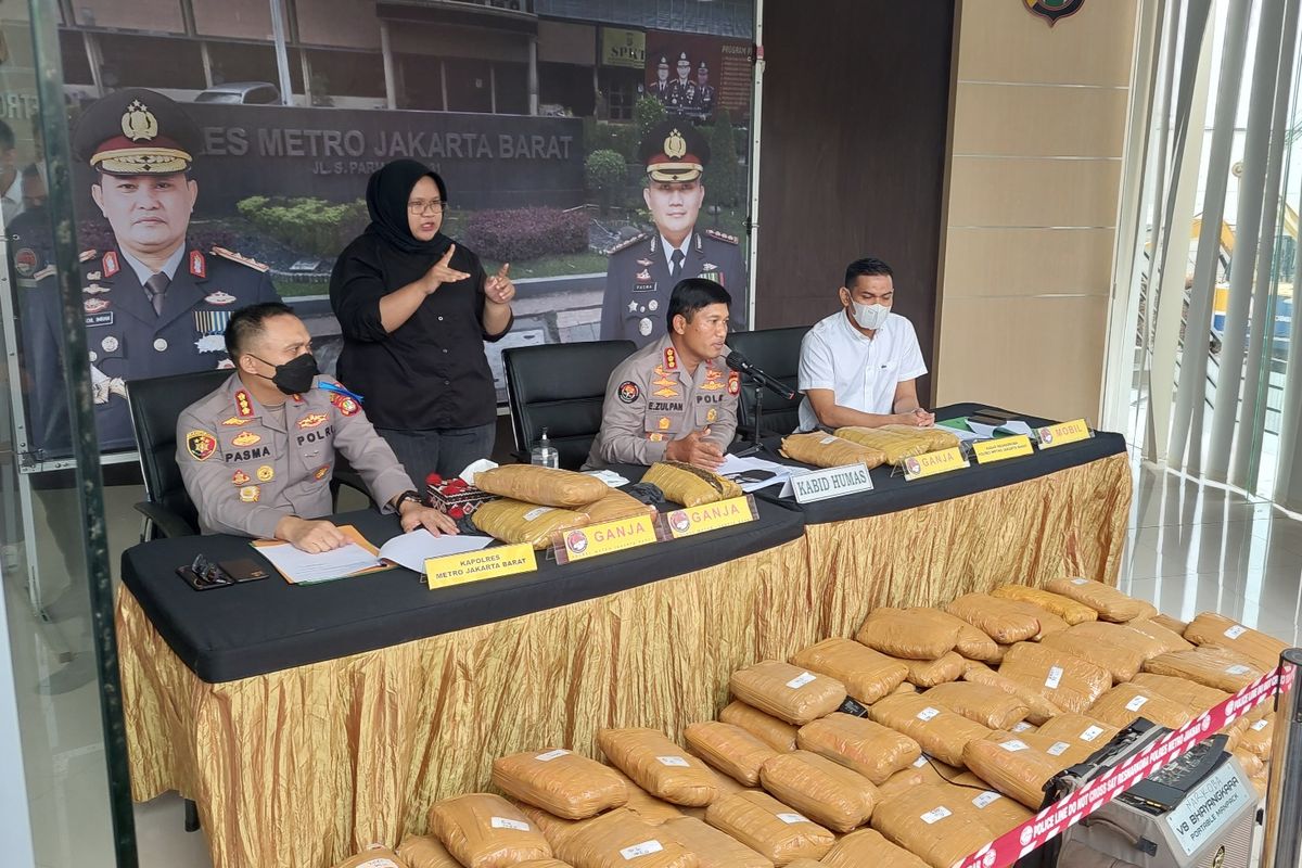 Pengungkapan peredaran ganja ratusan kilogram ganja siap edar Lintas Sumatera di Mapolres Metro Jakarta Barat, Pesing, Jakarta Barat, Rabu (15/6/2022).