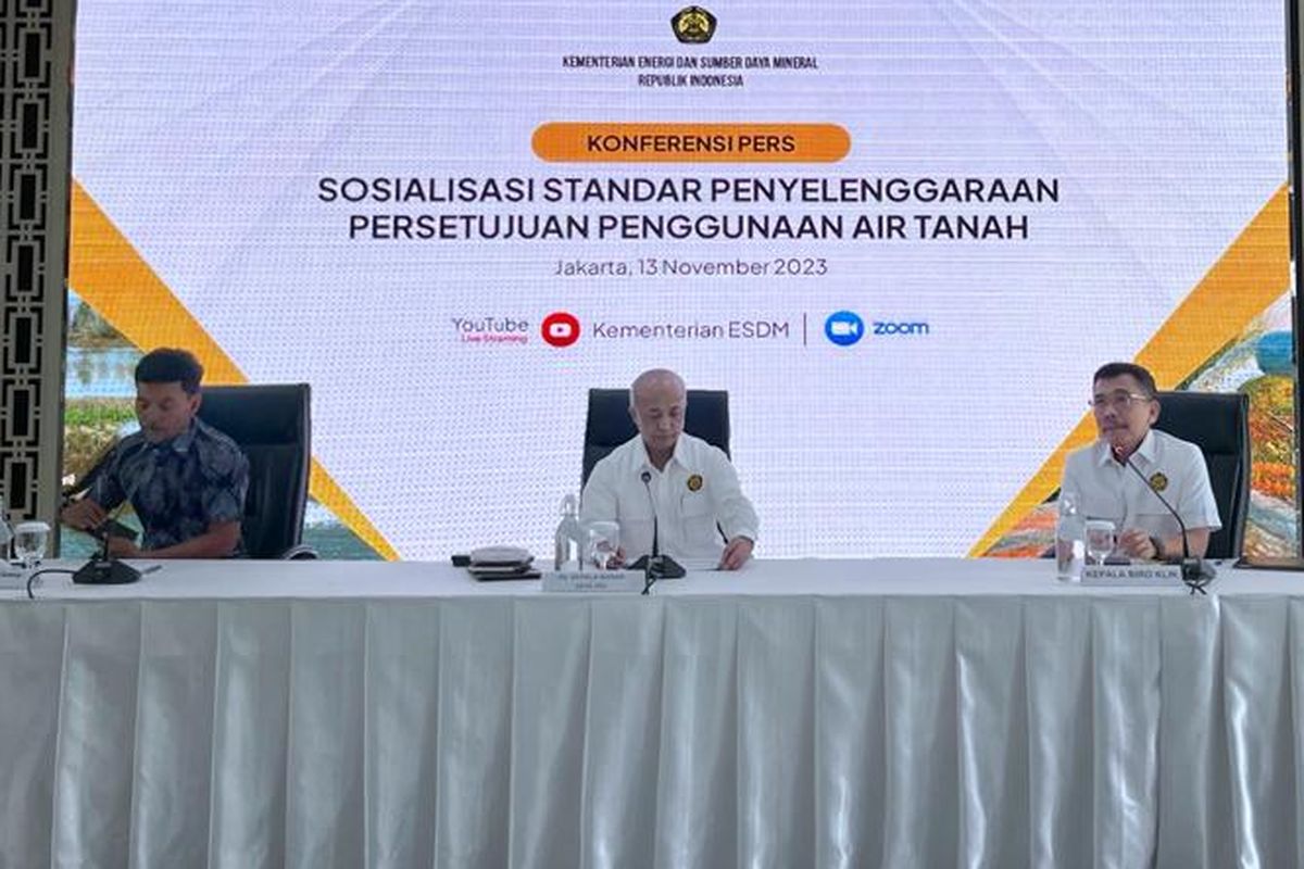 (tengah) Pelaksana Tugas (Plt) Kepala Badan Geologi Kementerian ESDM Muhammad Wafid dalam konferensi pers di Kementerian ESDM, Jakarta, Senin (13/11/2023). 