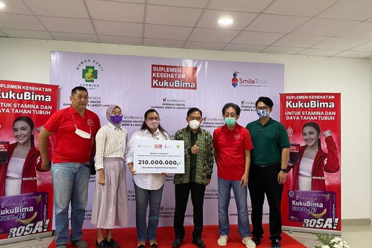 Penyerahan bantuan operasi bibir sumbing gratis dari Suplemen Kesehatan Kuku Bima Sido Muncul kepada Smile Train Indonesia dan RS Hermina