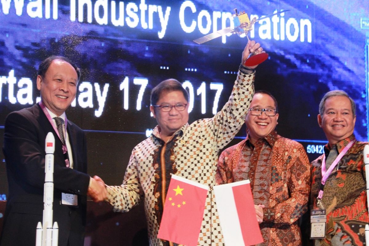 Menteri Komunikasi & Informatika RI, Rudiantara (dua dari kiri), President Director & CEO Indosat Ooredoo, Alexander Rusli (dua dari kanan), President Director PT PSN, Adi Rahman Adiwoso (paling kanan), dan Vice President China Aerospace Science & Technology Corporation, Yang Baohua (paling kiri) berfoto bersama setelah penandatanganan kesepakatan kerja sama.
