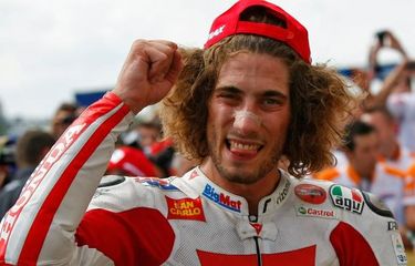 Pebalap MotoGP asal Italia, Marco Simoncelli. Simoncelli meninggal dunia setelah terjatuh di Tikungan 11 Sirkuit Sepang pada MotoGP Malaysia 2011. (Sumber foto: Dok. MotoGP)