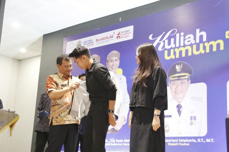 Gubernur Jawa Tengah Ahmad Luthfi memberikan arahan dan melepas pemberangkatan 1.910 mahasiswa Kuliah Kerja Nyata (KKN) Tematik RTLH di Universitas Muria Kudus (UMK), Selasa (22/7/2025).
