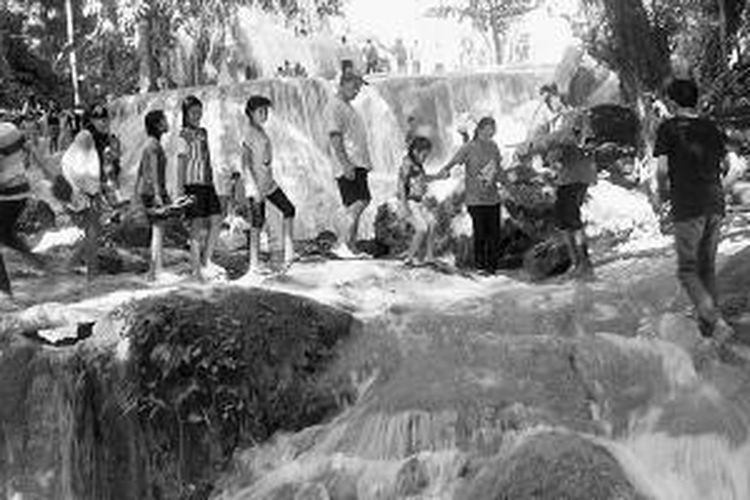 Tempat rekreasi Oenesu di Kecamatan Kupang Barat, Kabupaten Kupang, Nusa Tenggara Timur, Minggu (27/4/2014), dipenuhi pengunjung. Pesona air terjun di bawah rimbunan berbagai jenis pohon itu menjadi pilihan cocok menghalau rasa gerah pada musim kemarau.