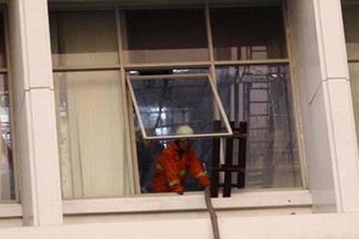 Petugas memadamkan api yang membakar Gedung Sekretaris Negara di Kompleks Istana Negara, Jakarta Pusat, Kamis (21/3/2013).