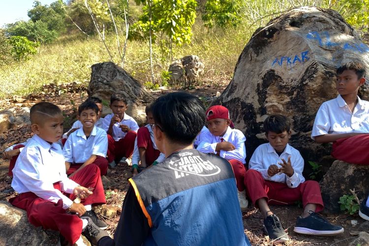Perjuangan Sekolah di Pulau Kukusan: Atap Bocor hingga Kambing Masuk Kelas