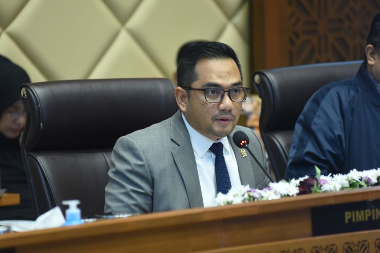 Ketua Komisi II DPR RI Muhammad Rifqinizamy Karsayuda saat memimpin rapat kerja Komisi II DPR dengan Otorita IKN, di ruang rapat Komisi II DPR RI, Senayan, Jakarta, Rabu (30/10/2024).