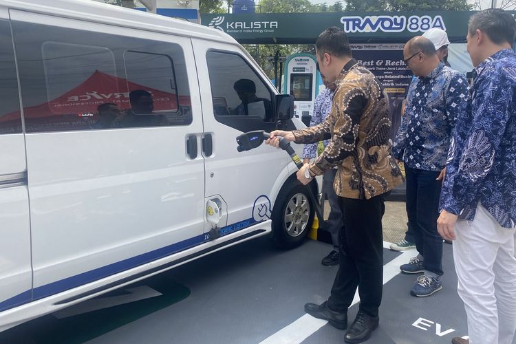 Voltron secara resmi meluncurkan fasilitas Stasiun Pengisian Kendaraan Listrik Umum (SPKLU) di Rest Area KM 88A Tol Cipularang