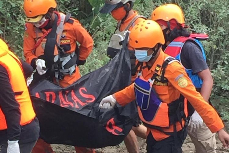 Tim SAR berhasil menemukan jasad anak-anak korban banjir di perumahan De Flamboyan di Kelurahan Tanjung Selamat, Kecamatan Medan Tuntungan pada Minggu (6/12/2020).