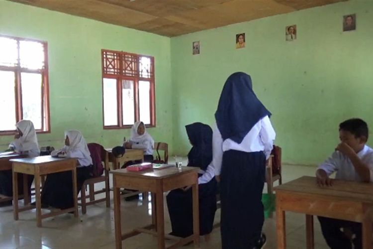 Suasana SMPN 13 Kota Parepare, hari pertama sekolah hanya diisi enam siswa tahun ajaran baru, Senin 915/7/2019). 