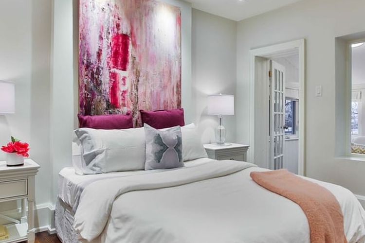 Ilustrasi kamar tidur dengan warna cat putih.