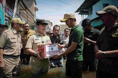 Tinjau Banjir Rob di Muara Angke, Pj Gubernur DKI Jakarta Salurkan Bantuan Bahan Pokok