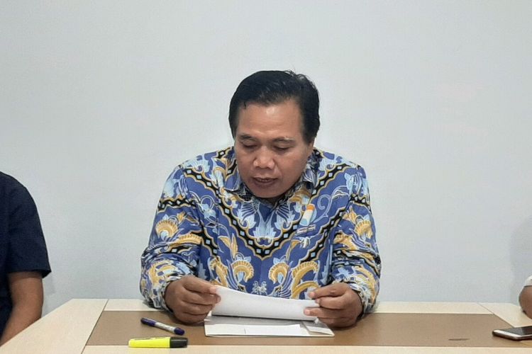 Kepala Ombudsman RI Perwakilan DI Yogyakarta Budhi Masturi saat membacakan hasil investigasi terkait dugaan pemaksaan mengenakan jilbab kepada seorang siswi di SMA N 1 Banguntapan, Bantul. Jumat (12/08/2022).