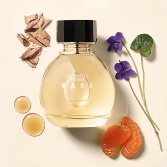 tiga ingredients utama yang diformulakan pada Bare parfum yakni Madagascar Mandarin, Australian Sandalwood, dan Bunga Egyptian Violet 