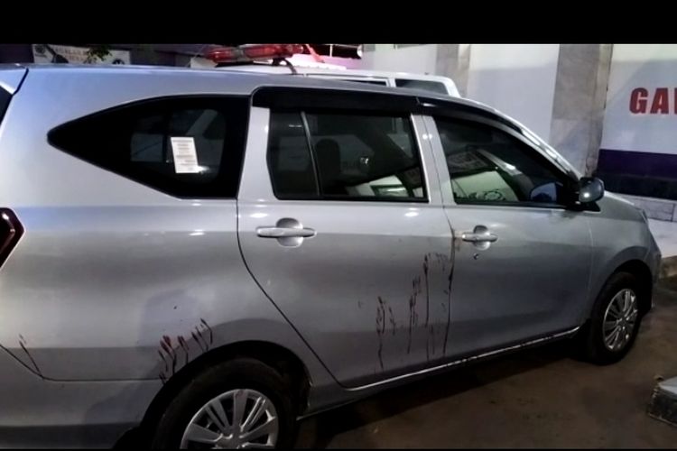 Mobil korban pembacokan di Jalan Plumpang Semper Raya, Koja, Jakarta Utara menyisakan darah milik korban usai dibacok pada Rabu (14/9/2022).  