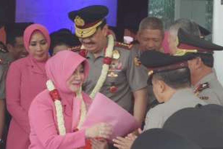 Kepala BIN Jenderal Pol Budi Gunawan dan istri bersalaman dengan pejabat tinggi Polri dalam acara pelepasan dirinya di PTIK, Jakarta, Rabu (14/9/2016).