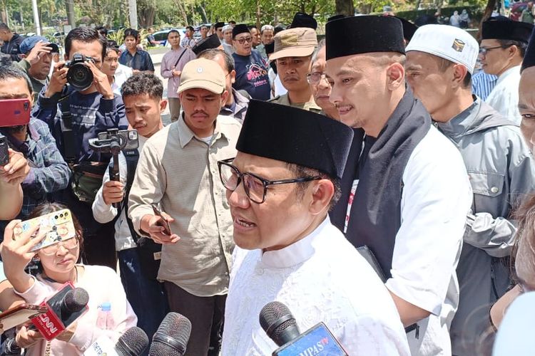 Ketua Umum (Ketum) sekaligus bakal calon wakil presisen (cawapres) Muhaimin Iskandar (Cak Imin) di halaman Masjid Al Fathu, Soreang, Bandung, Jumat (15/9/2023).