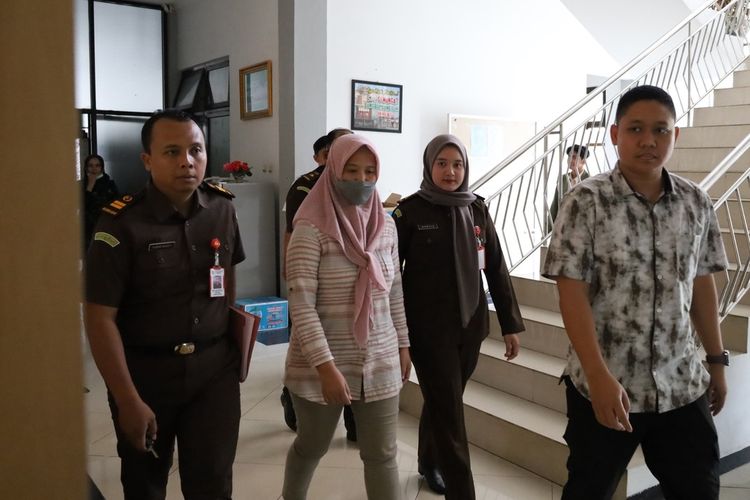 Kejaksaan Negeri Kabupaten Magetan menjebloskan Ardyanti Novia Retno Hastuti selaku bendahara PNPM Kecamatan Karas (baju garis garis) ke penjara Lpasa Magetan setelah MA menolak upaya kasasai terkait perkara korupsi anggaran PNPM sebesar Rp 3 M.
